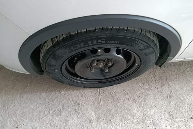 Used Baojun 310W 2017 1.5L Manual Fashion Model China V Left Front Wheel Hub