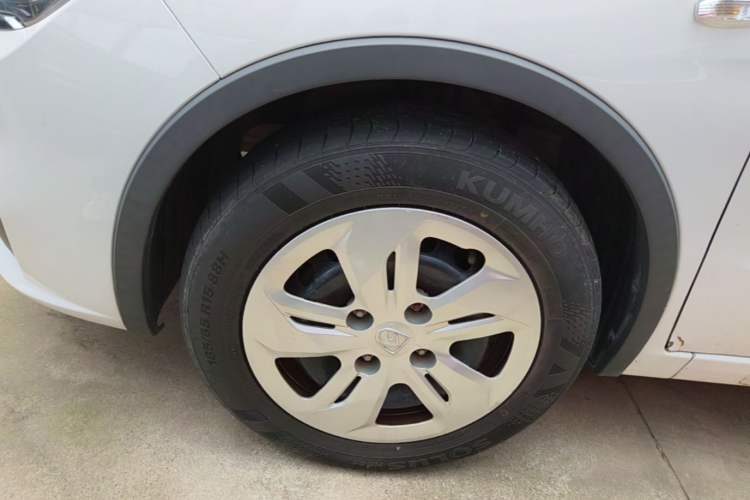 Used Baojun 310W 2017 1.5L Manual Comfort Version China VI Emission Standard Left Front Wheel Hub