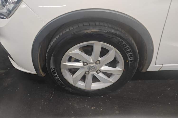 Used Baojun 310W 2017 1.5L Manual Fashion Model China V Left Front Wheel Hub