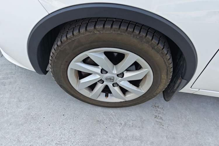 Used Baojun 310W 2017 1.5L Manual Fashion Model China V Left Front Wheel Hub