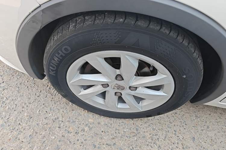 Used Baojun 310W 2017 1.5L Manual Fashion Model China V Left Front Wheel Hub