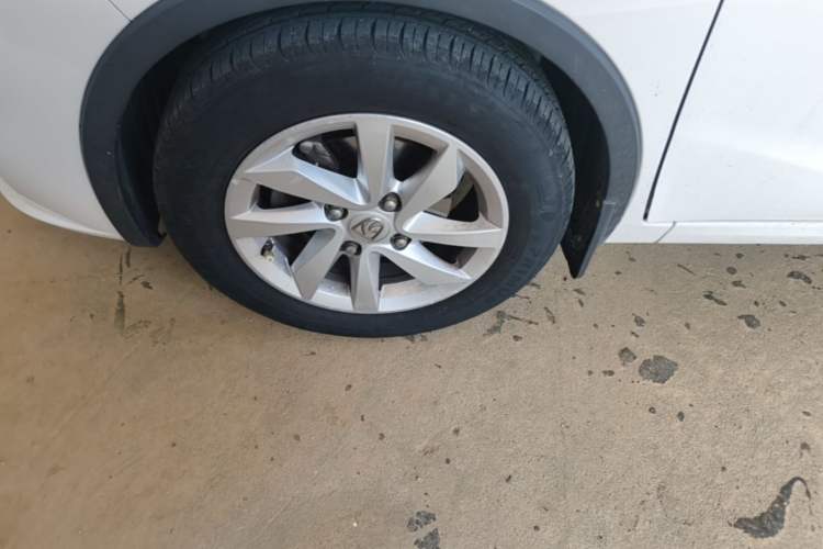 Used Baojun 310W 2017 1.5L Manual Fashion Model China V Left Front Wheel Hub