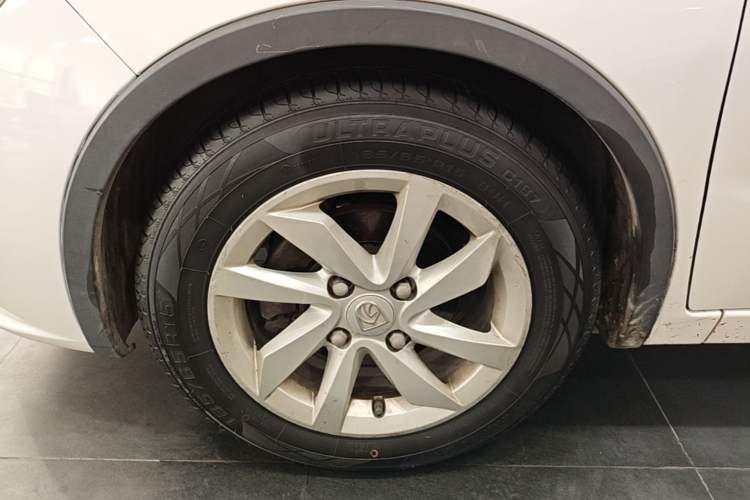 Used Baojun 310W 2017 1.5L Manual Fashion Model China V Left Front Wheel Hub