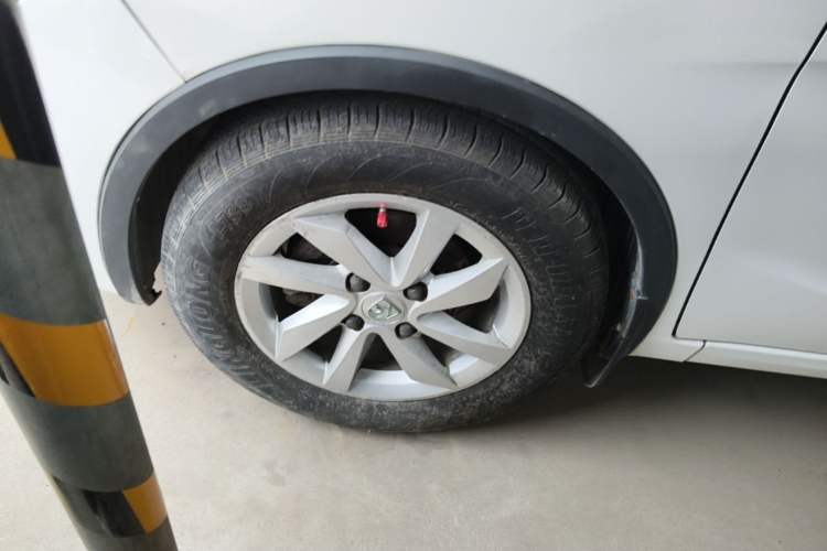 Used Baojun 310W 2017 1.5L Manual Fashion Model China V Left Front Wheel Hub