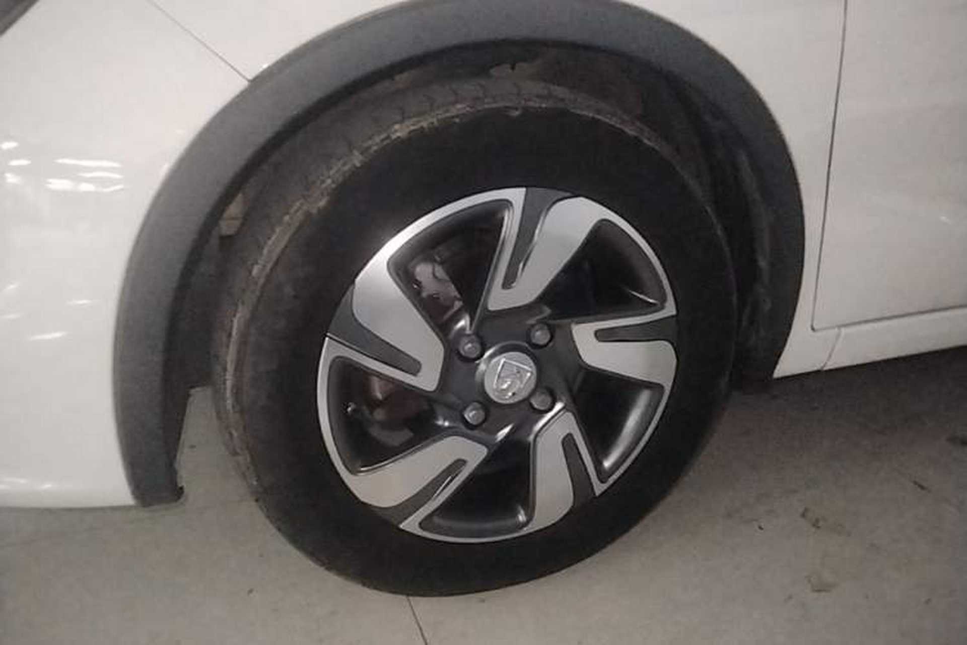 Used Baojun 310W 2017 1.5L Manual Luxury Edition China V Left Front Wheel Hub