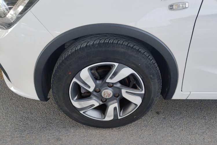 Used Baojun 310W 2017 1.5L Manual Comfort Version China VI Emission Standard Left Front Wheel Hub