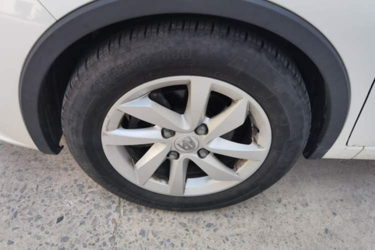 Used Baojun 310W 2017 1.5L Manual Fashion Model China V Left Front Wheel Hub