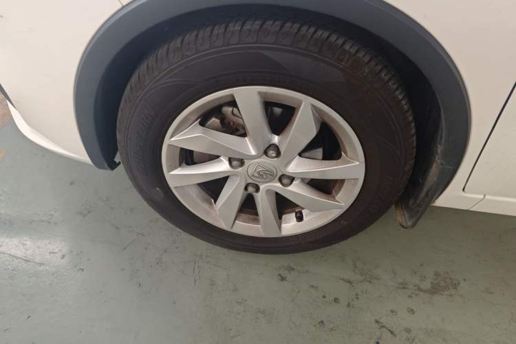 Used Baojun 310W 2017 1.5L Manual Fashion Model China V Left Front Wheel Hub