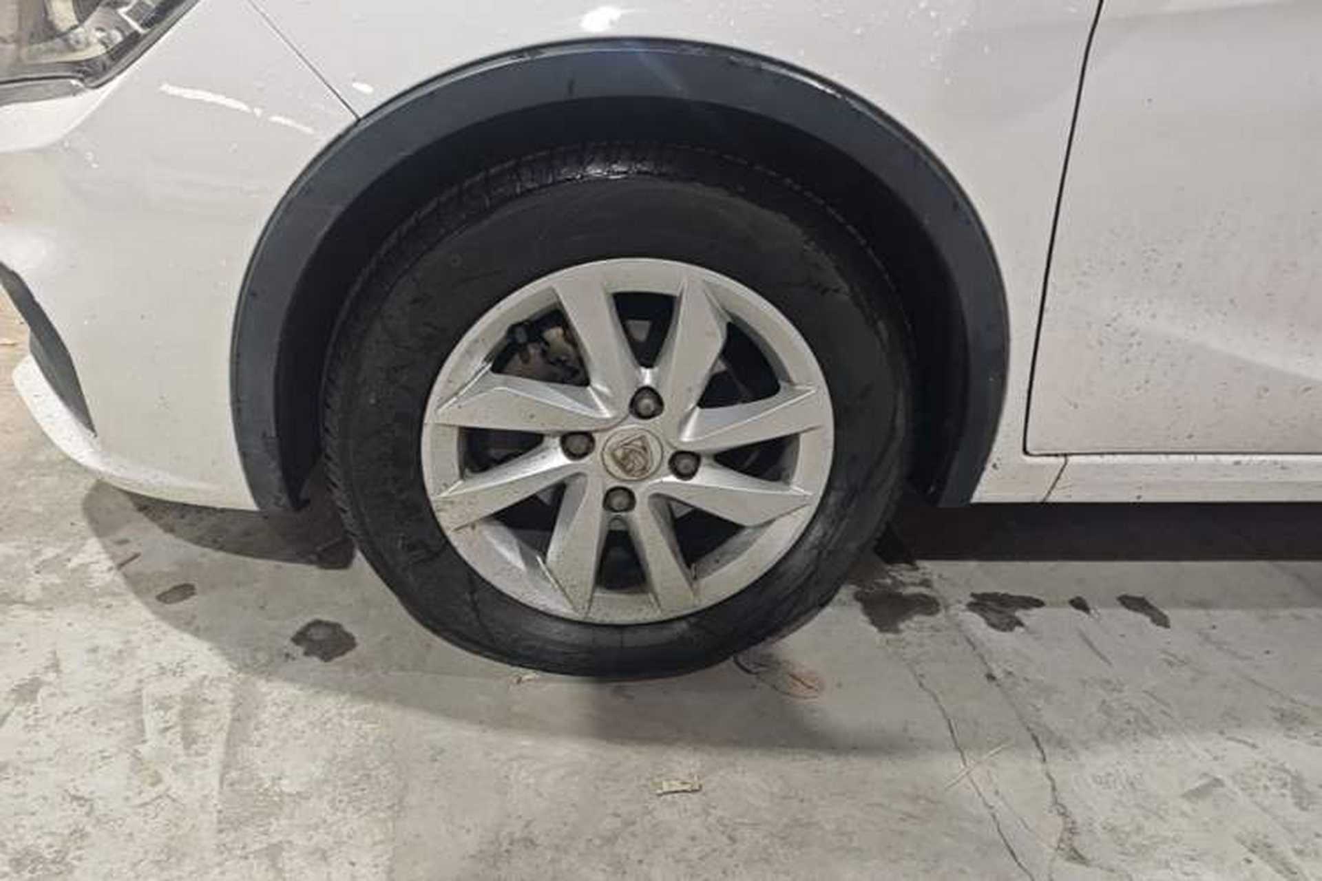 Used Baojun 310W 2017 1.5L Manual Fashion Model China V Left Front Wheel Hub