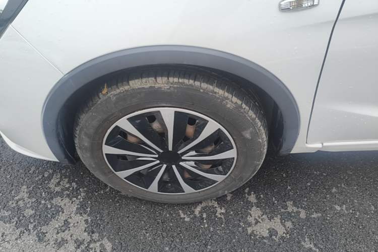 Used Baojun 310W 2017 1.5L Manual Comfort Version China V Left Front Wheel Hub