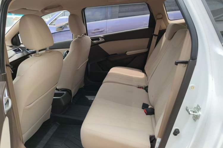 Used Baojun 310W 2017 1.5L Manual Comfort Version China VI Emission Standard Left Rear Seat