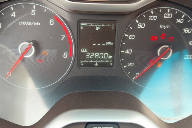 Used Baojun 310W 2017 1.5L Manual Comfort Version China V Odometer Close Up