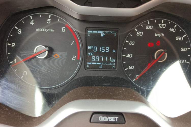 Used Baojun 310W 2017 1.5L Manual Comfort Version China V Odometer Close Up