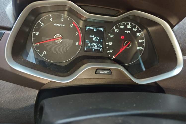 Used Baojun 310W 2017 1.5L Manual Comfort Version China V Odometer Close Up