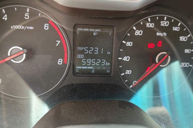 Used Baojun 310W 2017 1.5L Manual Comfort Version China V Odometer Close Up