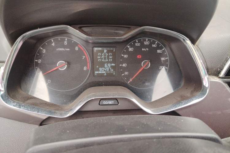 Used Baojun 310W 2017 1.5L Manual Fashion Model China V Odometer Close Up