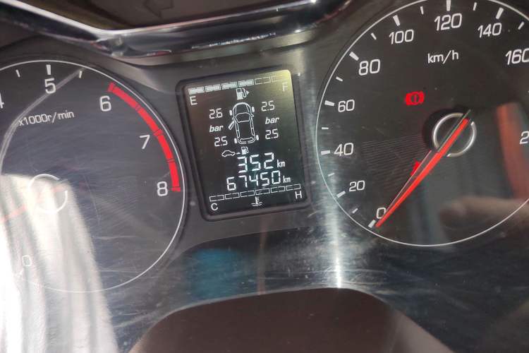 Used Baojun 310W 2017 1.5L Manual Fashion Model China V Odometer Close Up