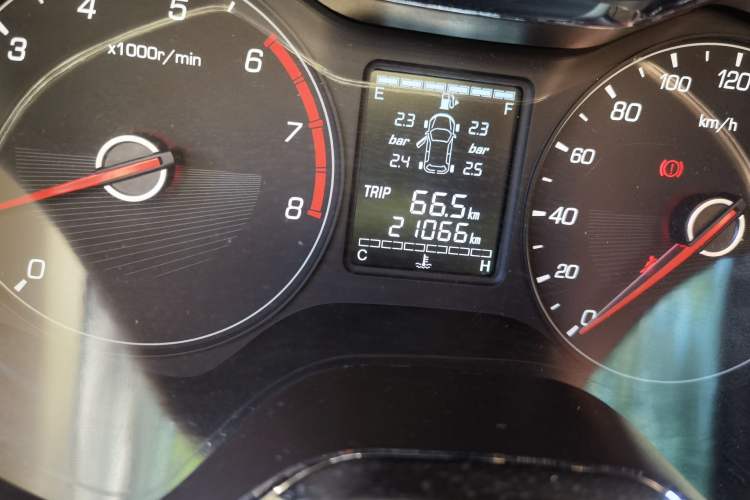 Used Baojun 310W 2017 1.5L Manual Fashion Model China V Odometer Close Up
