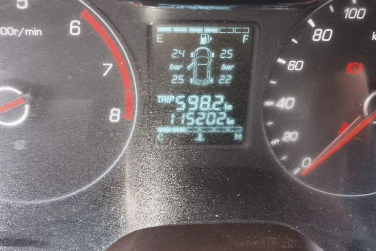 Used Baojun 310W 2017 1.5L Manual Fashion Model China V Odometer Close Up