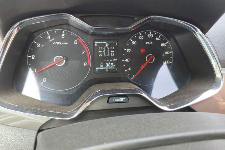Used Baojun 310W 2017 1.5L Manual Fashion Model China V Odometer Close Up
