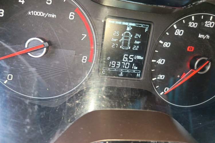 Used Baojun 310W 2017 1.5L Manual Fashion Model China V Odometer Close Up
