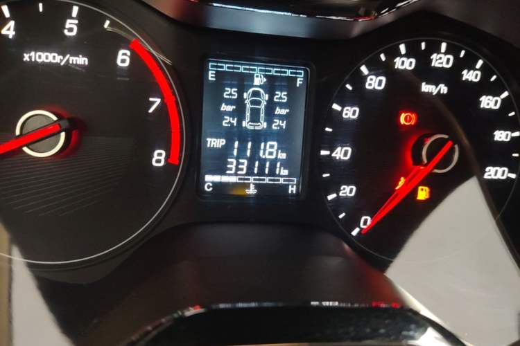 Used Baojun 310W 2017 1.5L Manual Fashion Model China V Odometer Close Up