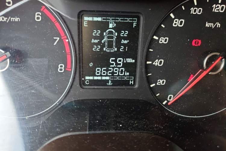 Used Baojun 310W 2017 1.5L Manual Fashion Model China V Odometer Close Up