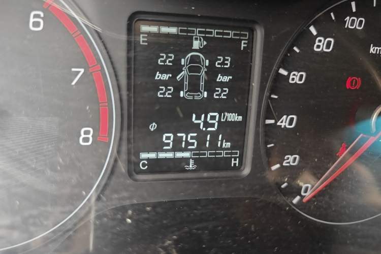 Used Baojun 310W 2017 1.5L Manual Fashion Edition China VI Odometer Close Up