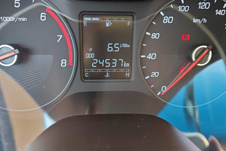 Used Baojun 310W 2017 1.5L Manual Comfort Version China V Odometer Close Up