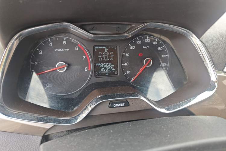 Used Baojun 310W 2017 1.5L Manual Fashion Edition China VI Odometer Close Up