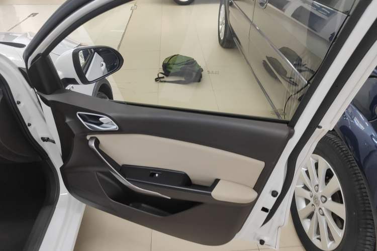 Used Baojun 310W 2017 1.5L Manual Comfort Version China VI Emission Standard Right Front Door Interior