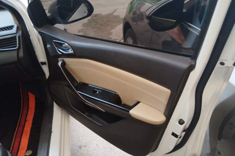 Used Baojun 310W 2017 1.5L Manual Luxury Edition China V Right Front Door Interior