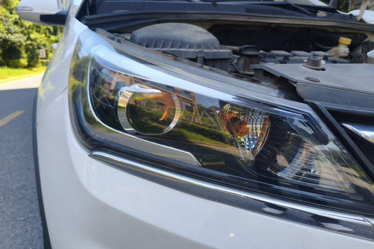 Used Baojun 310W 2017 1.5L Manual Fashion Model China V Right Front Headlight