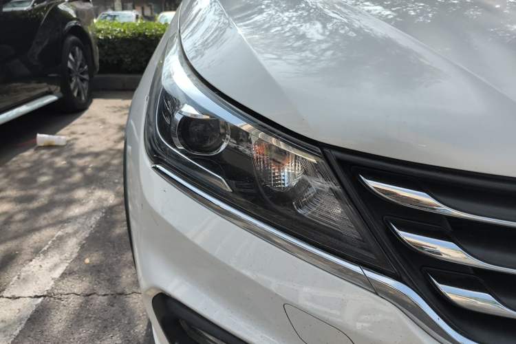 Used Baojun 310W 2017 1.5L Manual Fashion Model China V Right Front Headlight