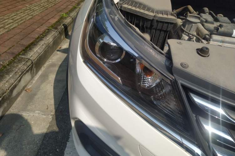Used Baojun 310W 2017 1.5L Manual Fashion Model China V Right Front Headlight