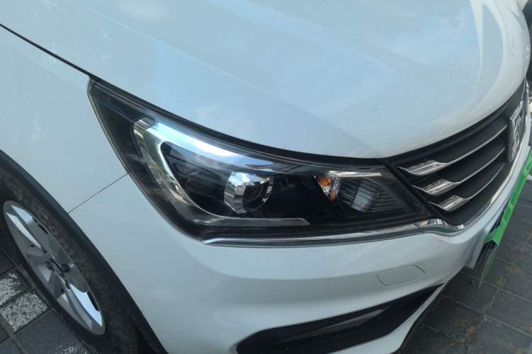 Used Baojun 310W 2017 1.5L Manual Fashion Model China V Right Front Headlight