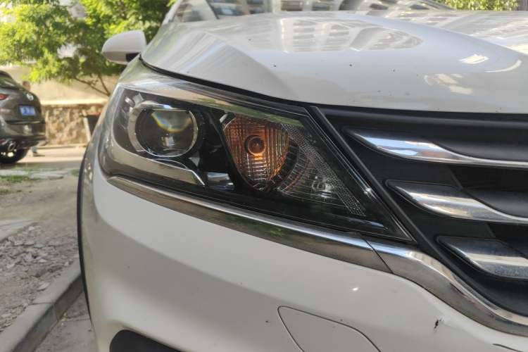 Used Baojun 310W 2017 1.5L Manual Comfort Version China V Right Front Headlight