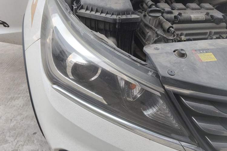 Used Baojun 310W 2017 1.5L Manual Fashion Model China V Right Front Headlight