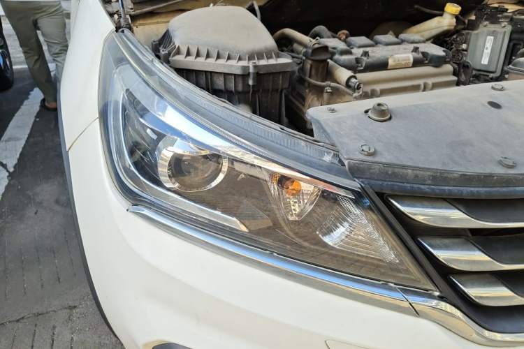 Used Baojun 310W 2017 1.5L Manual Fashion Model China V Right Front Headlight