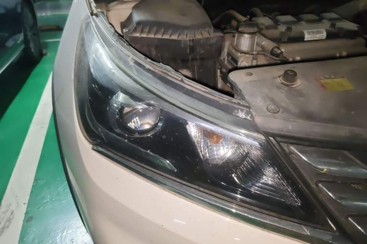 Used Baojun 310W 2017 1.5L Manual Fashion Model China V Right Front Headlight