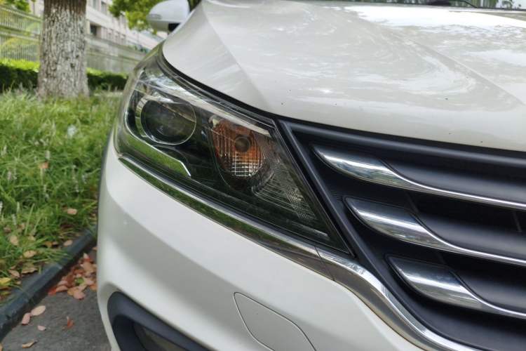 Used Baojun 310W 2017 1.5L Manual Fashion Model China V Right Front Headlight