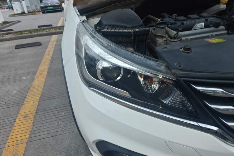 Used Baojun 310W 2017 1.5L Manual Fashion Model China V Right Front Headlight