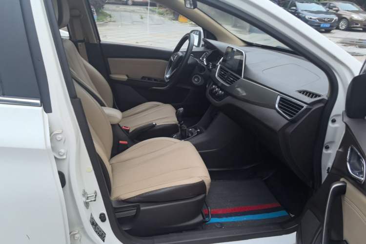 Used Baojun 310W 2017 1.5L Manual Fashion Model China V Right Front Seat