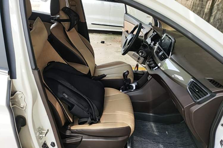 Used Baojun 310W 2017 1.5L Manual Fashion Model China V Right Front Seat
