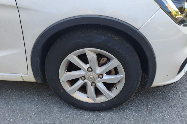 Used Baojun 310W 2017 1.5L Manual Fashion Model China V Right Front Wheel Hub
