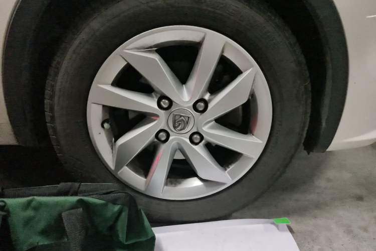 Used Baojun 310W 2017 1.5L Manual Fashion Model China V Right Front Wheel Hub