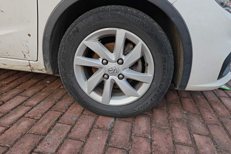 Used Baojun 310W 2017 1.5L Manual Fashion Model China V Right Front Wheel Hub
