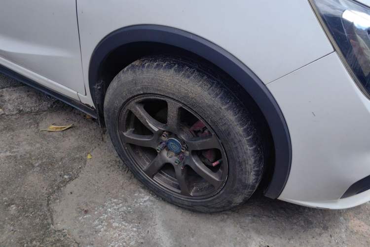 Used Baojun 310W 2017 1.5L Manual Fashion Model China V Right Front Wheel Hub