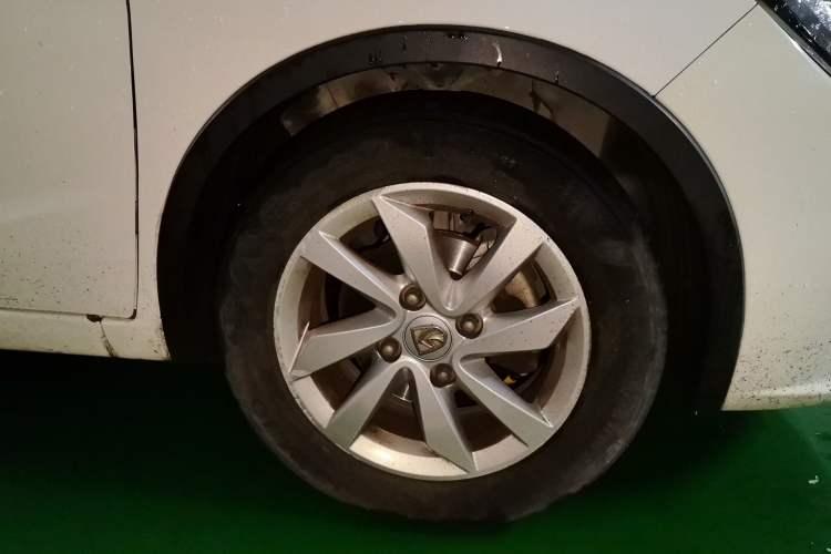 Used Baojun 310W 2017 1.5L Manual Fashion Model China V Right Front Wheel Hub