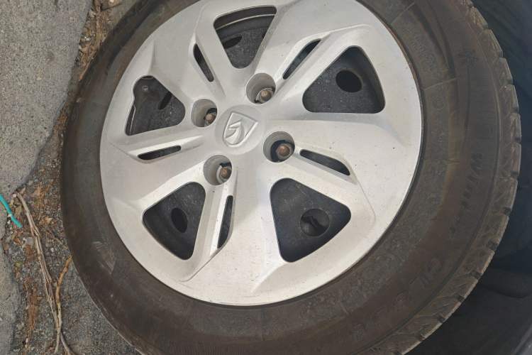 Used Baojun 310W 2017 1.5L Manual Comfort Version China VI Emission Standard Right Front Wheel Hub